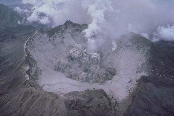 Pinatubo caldera volcano
