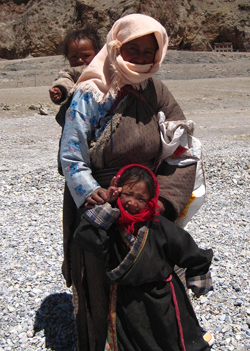 mother with children Tibet